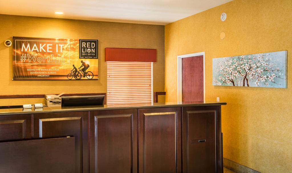 Red Lion Inn & Suites Юджийн Екстериор снимка