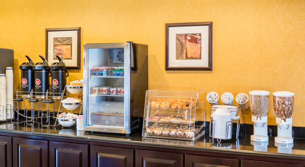 Red Lion Inn & Suites Юджийн Екстериор снимка