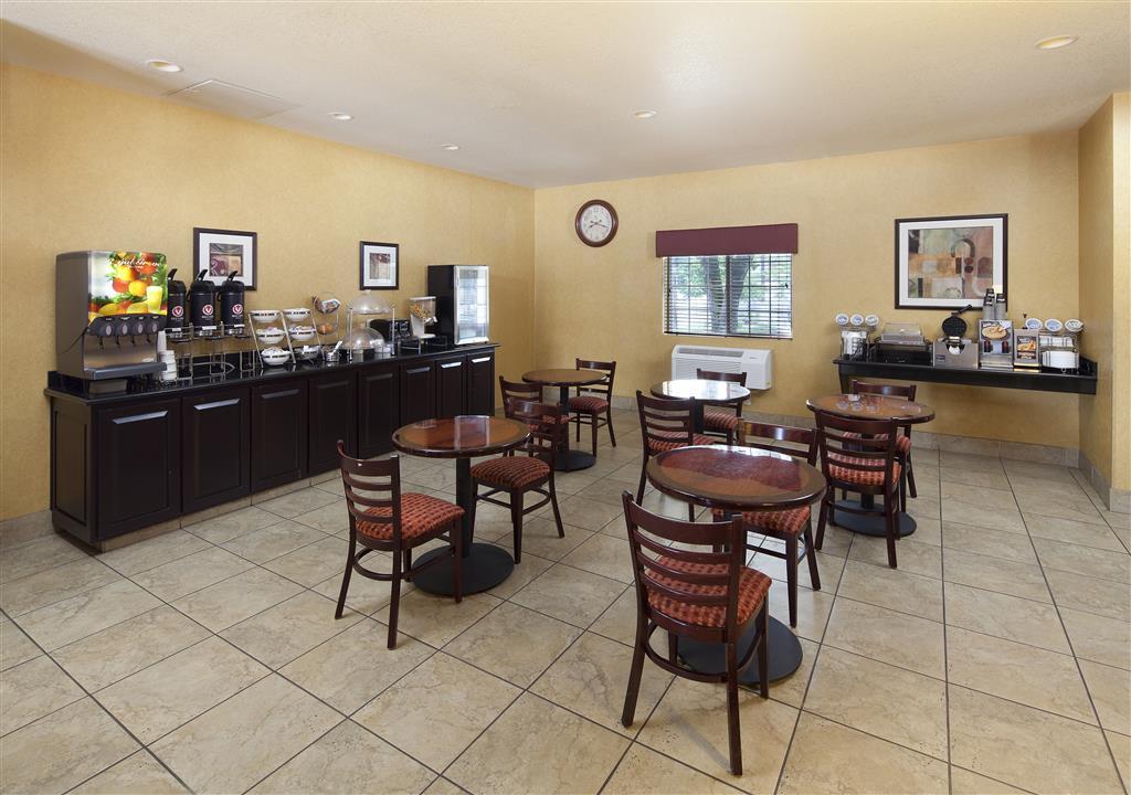 Red Lion Inn & Suites Юджийн Ресторант снимка