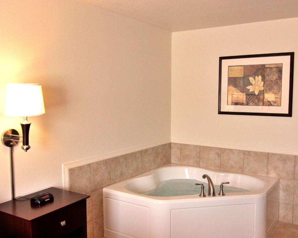 Red Lion Inn & Suites Юджийн Екстериор снимка